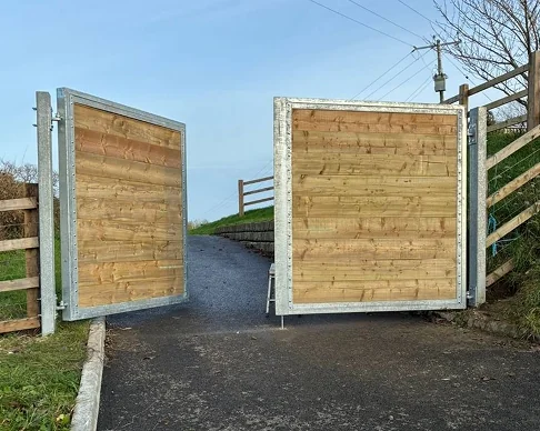Metal fence gates installation