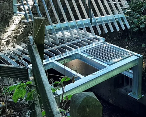 Trash screen installation